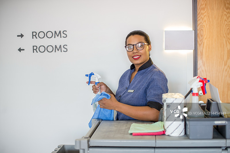 酒店推车旁的清洁服务女士肖像图片素材