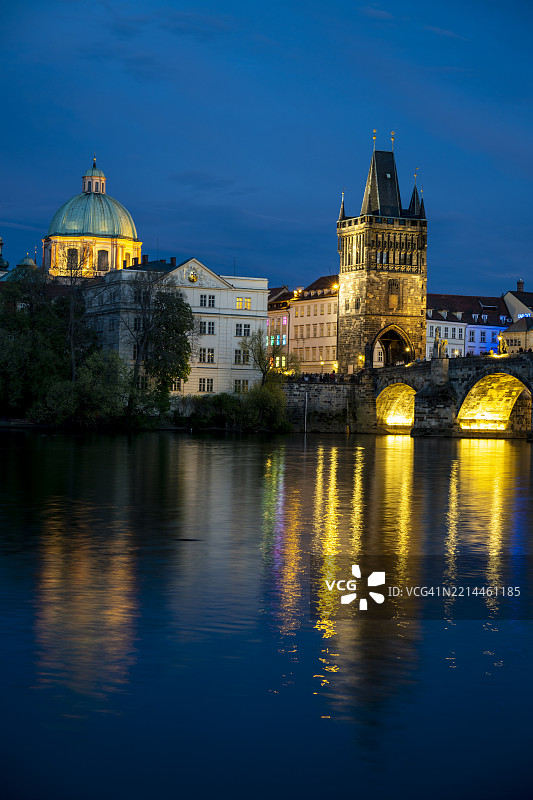 黄昏时分，俯瞰布拉格的老城和桥梁，河对岸的美景图片素材
