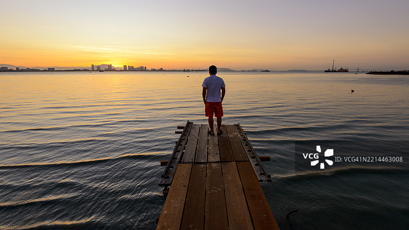 站在码头边缘的男人图片素材