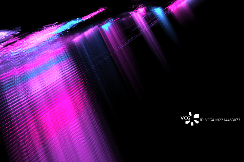 黑色背景上的抽象霓虹光束。鲜艳的粉色、紫色和蓝色光线在黑暗的背景上对角线流动，创造出未来感和充满活力的视觉效果。图片素材