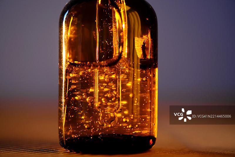 夕阳余晖下的面部精华液。图片素材