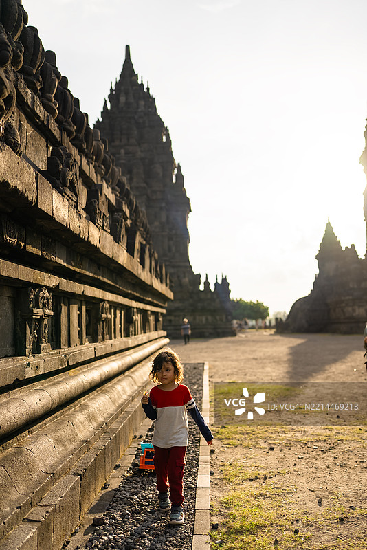 小男孩在普兰巴南寺公园玩他的玩具车图片素材