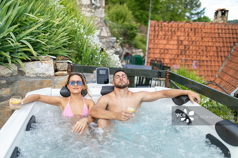 情侣在户外享受热水浴缸图片素材