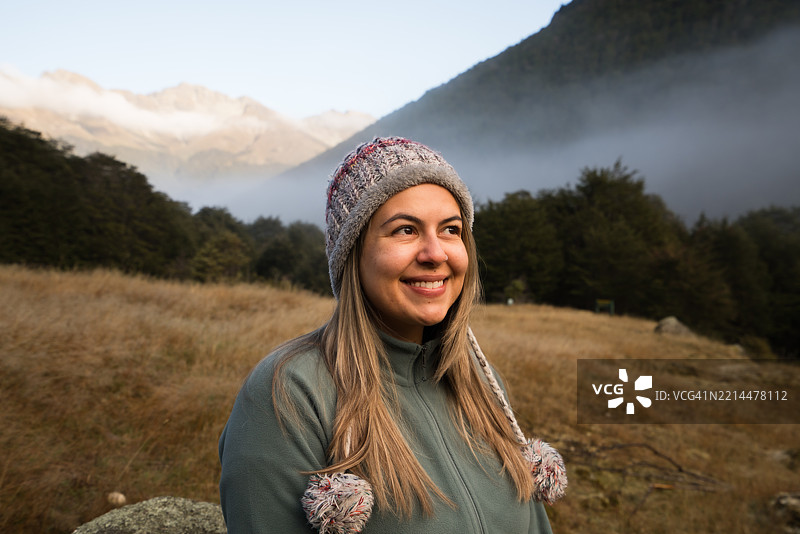 在大自然中散发快乐的女性。图片素材