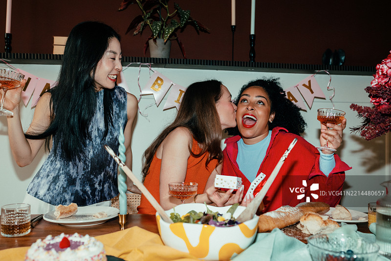 女人从朋友那里收到生日礼物图片素材