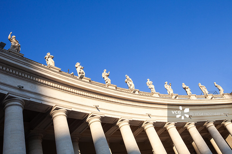 梵蒂冈圣彼得大教堂顶部的使徒雕像图片素材