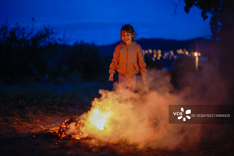 小女孩跳过火焰图片素材