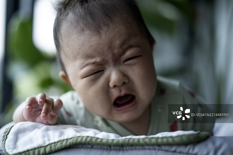 婴儿在床上哭泣图片素材