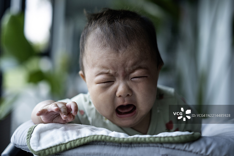婴儿在床上哭泣图片素材