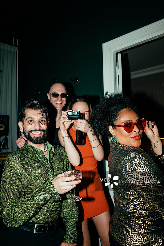 朋友们在家派对上拍照图片素材