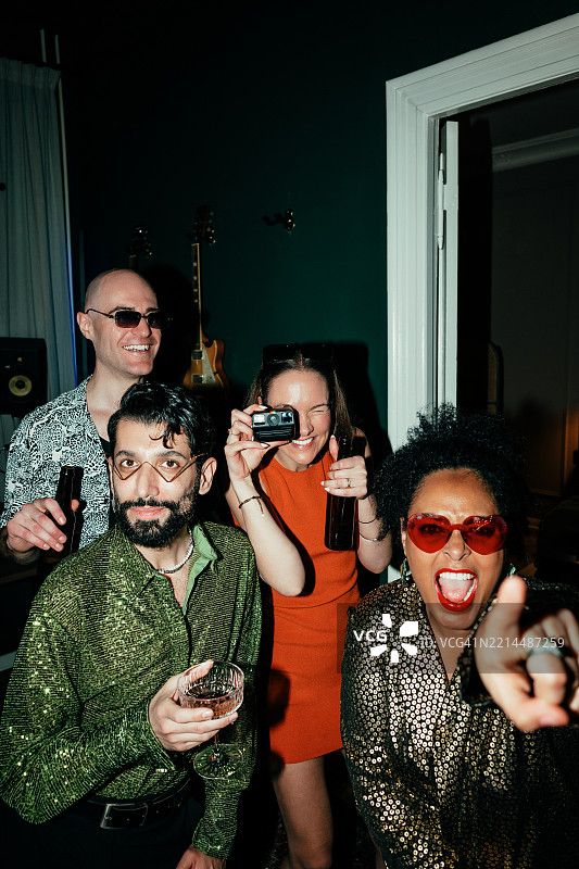 朋友们在家派对上拍照图片素材