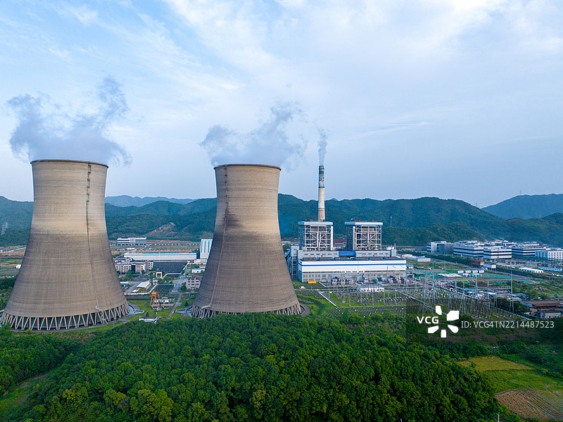 黄昏时分的煤-fired热电厂航拍摄影图片素材