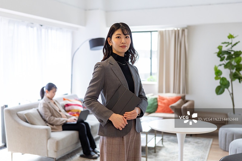 在家工作的女性自由职业者肖像图片素材