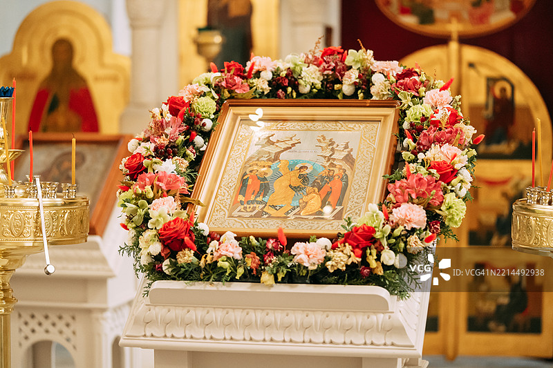 教堂中装饰着鲜花的主的洗礼图标图片素材