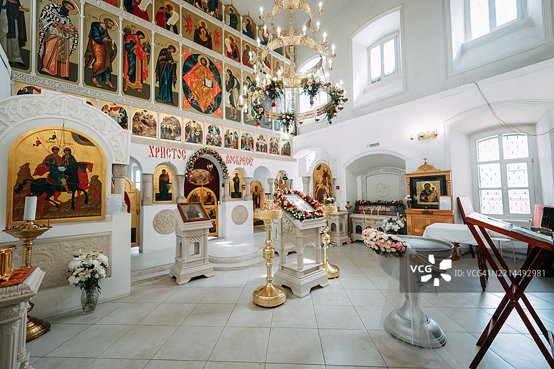装饰用于洗礼仪式的俄罗斯东正教教堂内部图片素材