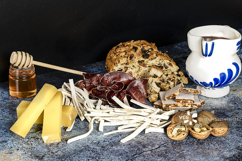 比托奶酪、风干牛肉和皮佐克里，瓦尔泰利纳图片素材