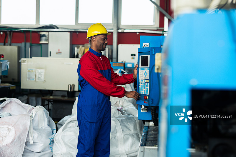一名在PVC工厂操作机器的工人图片素材