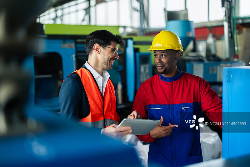 一名PVC工厂工人和他的经理正在组织生产流程图片素材