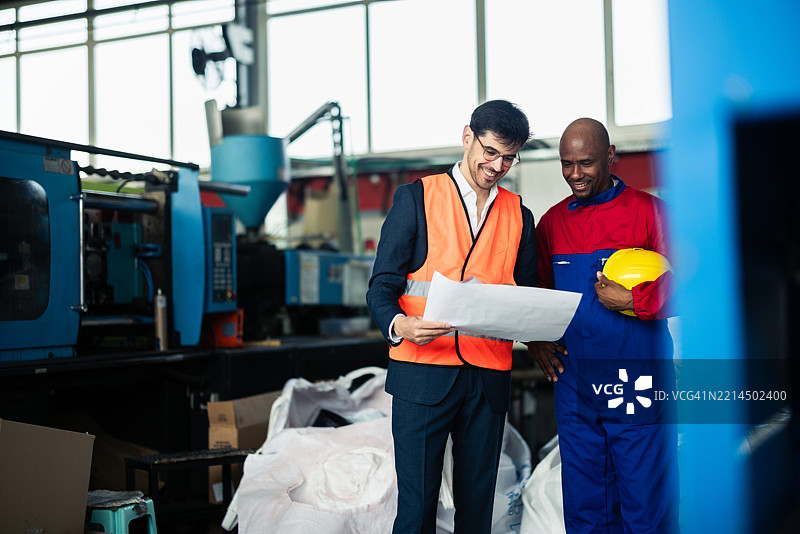工人和经理团队在PVC工厂优化生产流程图片素材