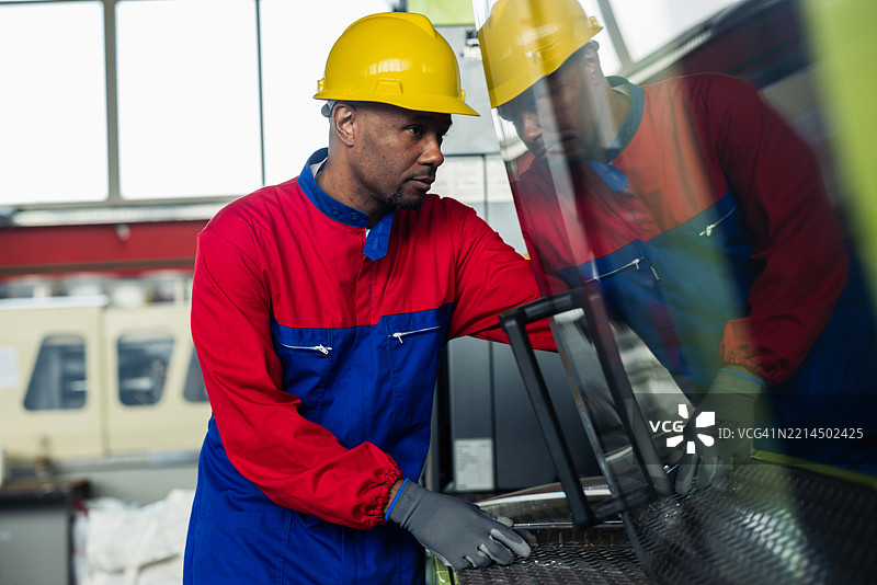 工人在PVC生产线上监督自动化系统图片素材