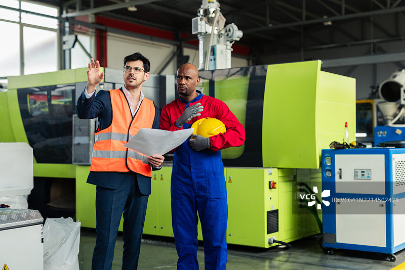 工人和经理协调努力以提高PVC生产效率图片素材