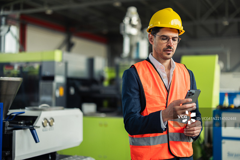 PVC工厂的经理正在使用智能手机组织工作图片素材