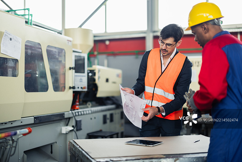 PVC工程师指导技术员完成当天的工作图片素材