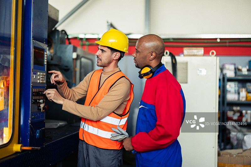 PVC工厂的团队成员共同合作图片素材