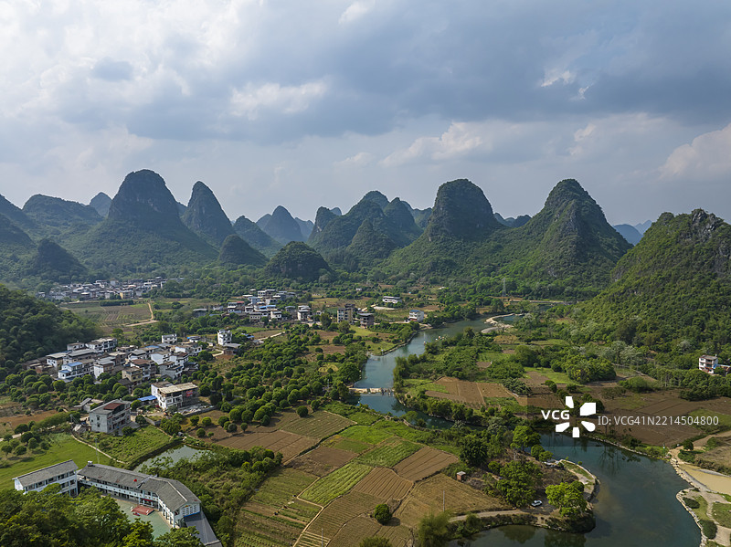 桂林广西阳朔的兴坪古镇和相公山风景区的航拍照片。图片素材