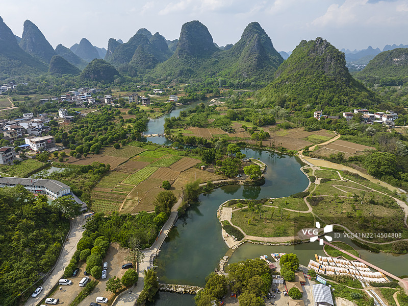 桂林广西阳朔相公山风景区的兴坪古镇航拍照片。图片素材