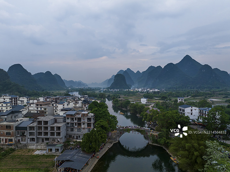 桂林广西阳朔相公山风景区的兴坪古镇航拍照片。图片素材