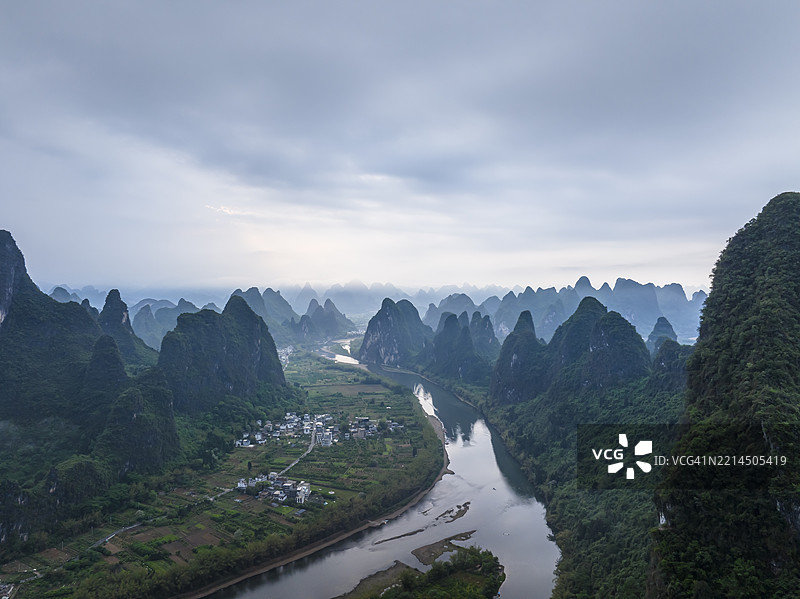 桂林广西阳朔的兴坪古镇和相公山风景区的无人机航拍视频。图片素材