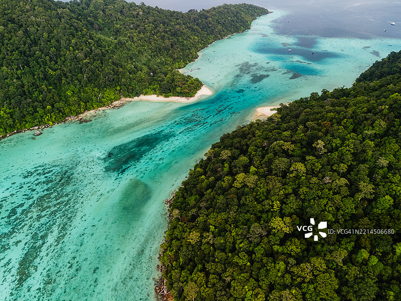 热带丛林岛屿间蜿蜒水道的航拍图，展现清澈的绿松石色海水、珊瑚礁和沙滩。图片素材