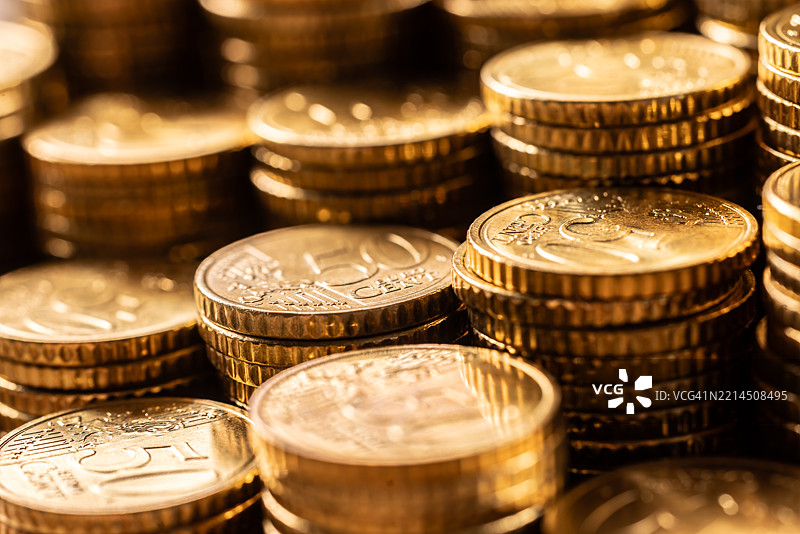 一堆叠放的闪亮金色50欧分硬币特写图片素材