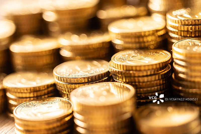 一堆叠放的闪亮金色50欧分硬币特写图片素材