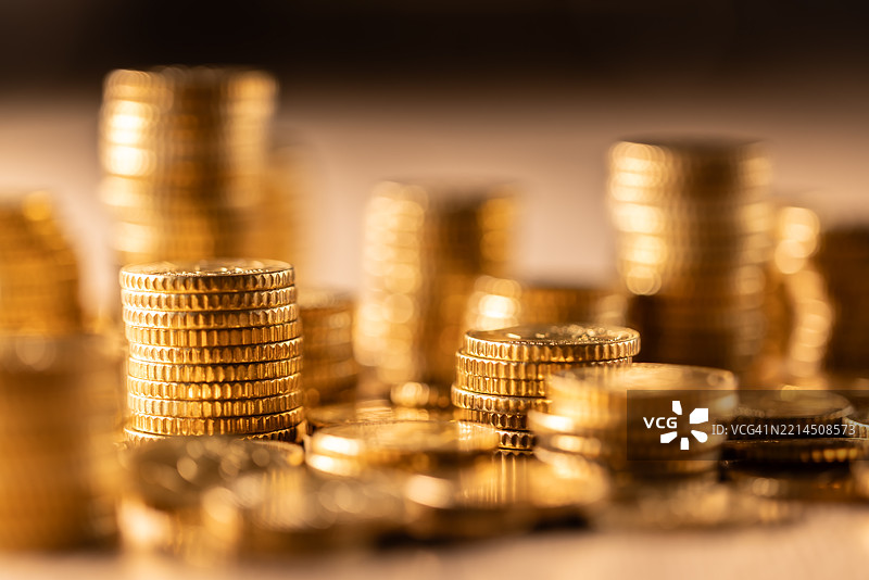 一堆叠放的闪亮金色50欧分硬币特写图片素材