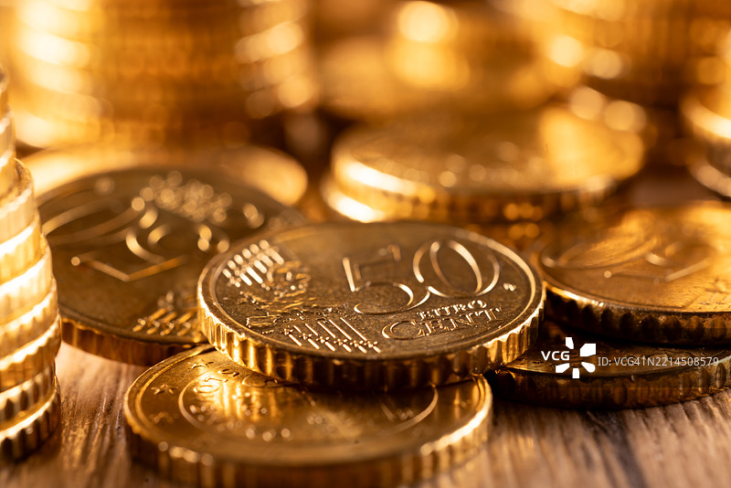 一堆叠放的闪亮金色50欧分硬币特写图片素材