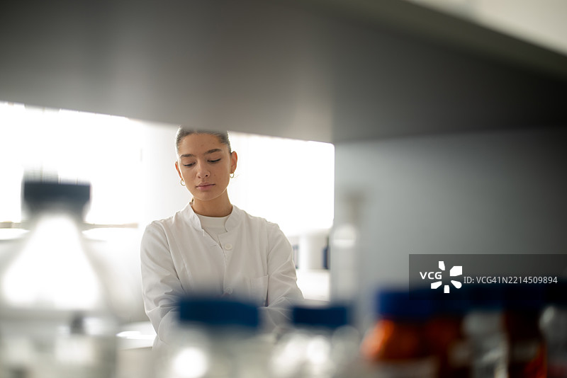 一位年轻科学家正在准备在实验室工作图片素材