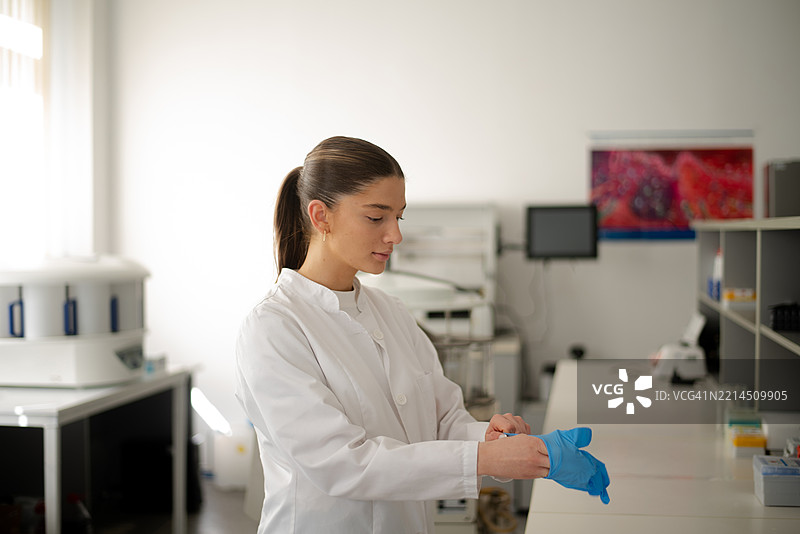 一位年轻科学家正在准备在实验室工作图片素材