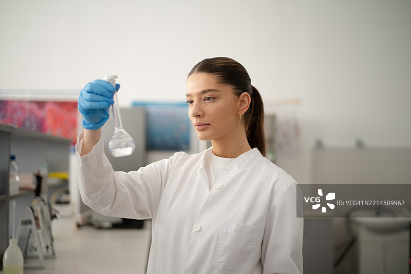 女性化学家在实验室进行医学研究图片素材