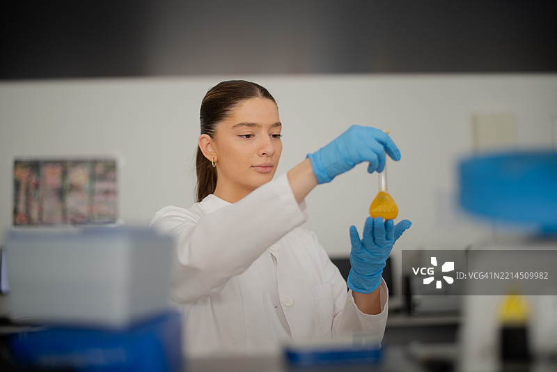实验室中的女性肖像图片素材