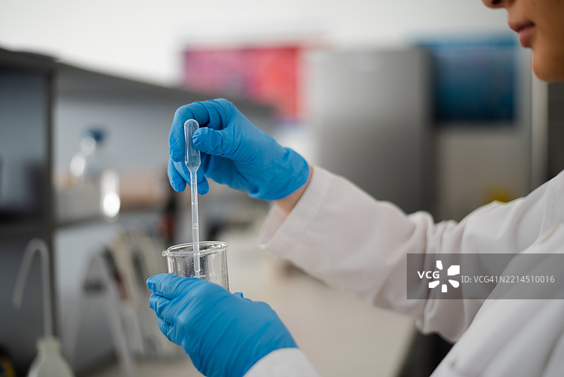 特写，研究和手持移液管图片素材