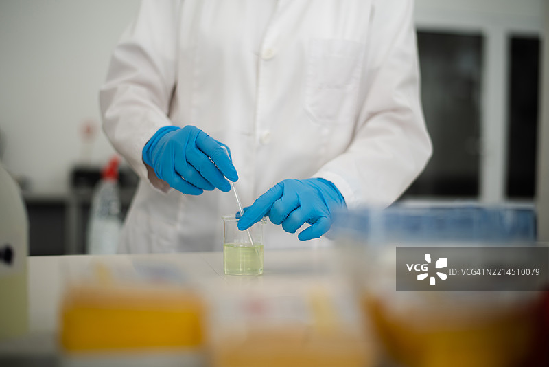 特写，研究和手持移液管图片素材