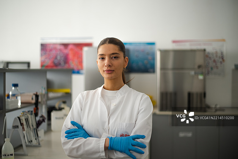 实验室里站着的女性科学家肖像图片素材