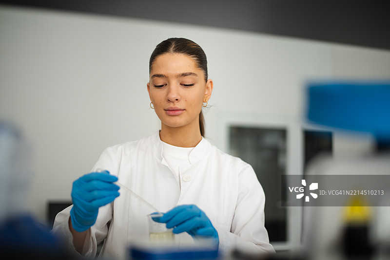 女性科学家在实验室工作图片素材