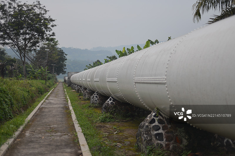 印度尼西亚水库与水电站的管道连接图片素材