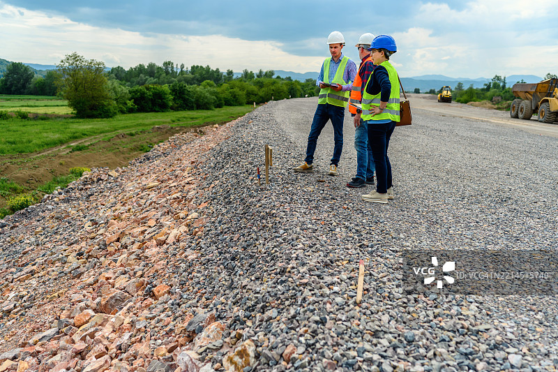 工程师和投资者在道路施工现场图片素材