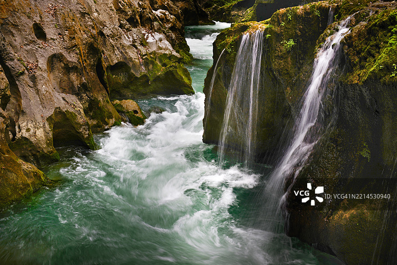 森林中的瀑布与流淌的小溪图片素材