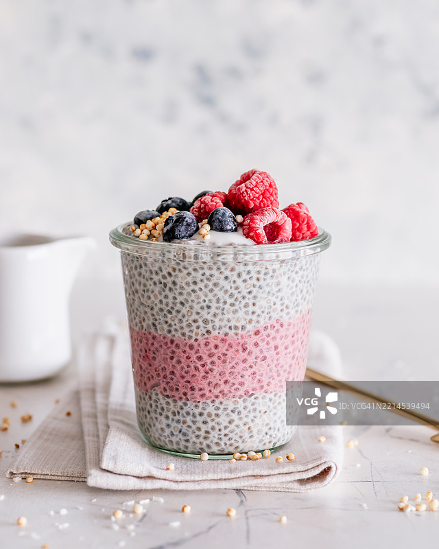 香草和覆盆子奇亚籽布丁配冷冻浆果图片素材