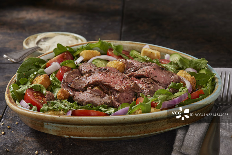 多汁的中等熟度牛腩沙拉图片素材